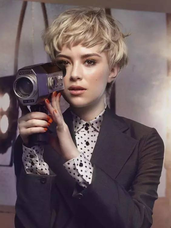 短发 +刘海 剪短发的女孩通常有种中性带点魅力的酷酷感,如果加上这款刘海是不是被吸引了,就不会感觉比男生还要man。变得好性感~给人的感觉好nice,又带些神秘的女人味的感觉,谁有办法能逃过这样魅力十足的眼神?